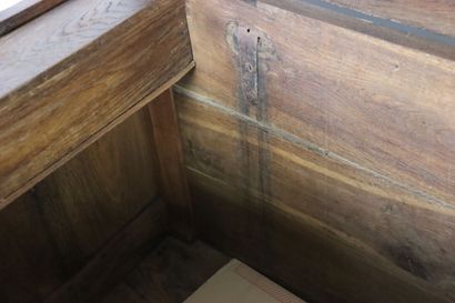 Coffre en chêne sculpté , travail du XVIIIe...