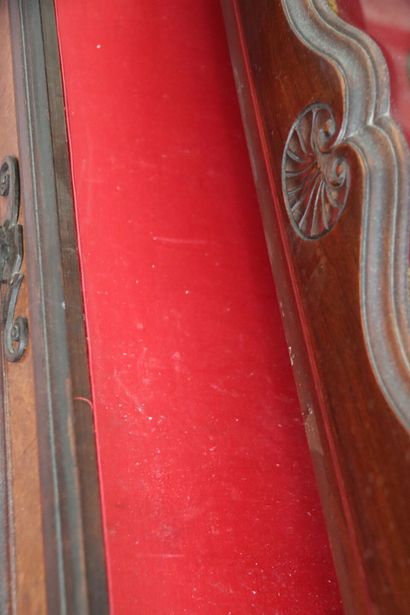 Vitrine en bois mouluré et sculpté ouvrant...