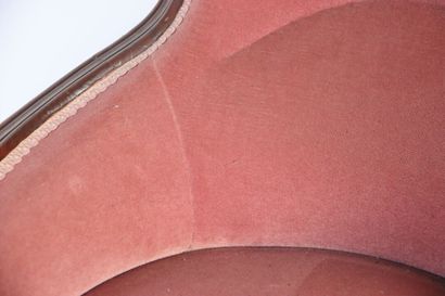 Fauteuil en bois mouluré et sculpté. Garniture...