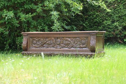 Coffre en bois naturel richement sculpté....