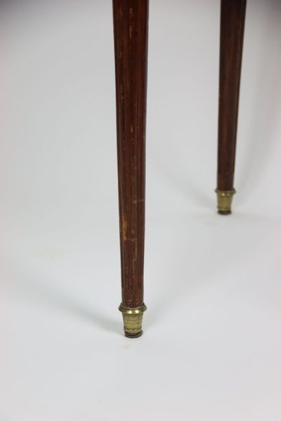 Table bouillotte en acajou et placage d'acajou...