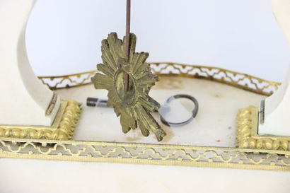 Pendule portique XVIIIème, en marbre blanc...