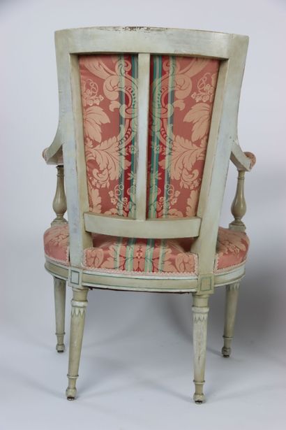 Paire de fauteuils en bois laqué teinte crème...