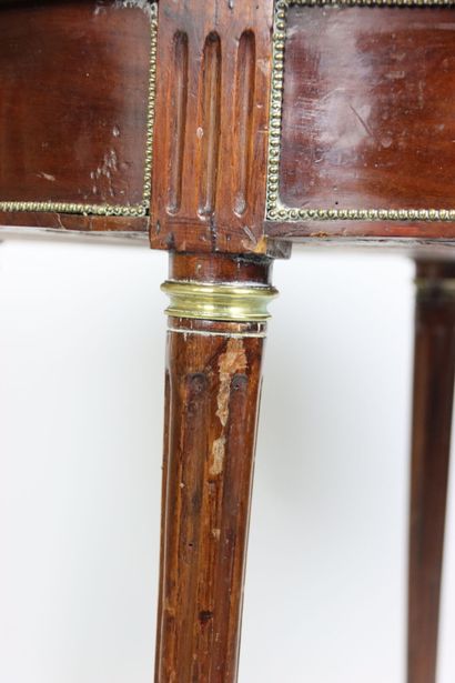 Table bouillotte en acajou et placage d'acajou...