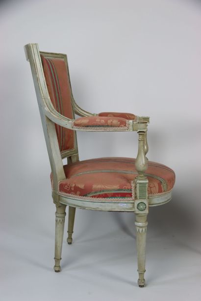 Paire de fauteuils en bois laqué teinte crème...