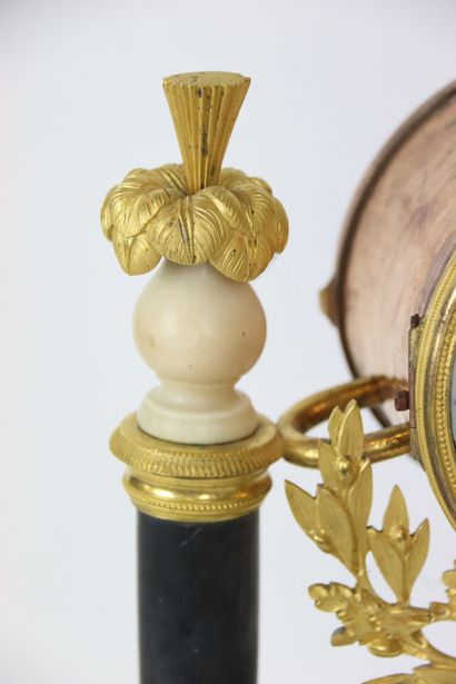 Pendule portique XVIIIème, en marbre blanc...