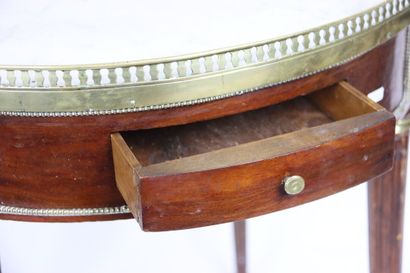 Table bouillotte en acajou et placage d'acajou...