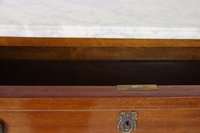 Secrétaire droit en placage d'acajou, ouvrant...