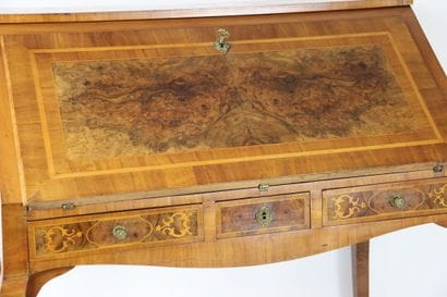 Un bureau de pente en noyer mouluré et sculpté,...