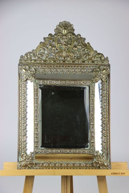 Miroir à parclose et fronton dans un cadre...