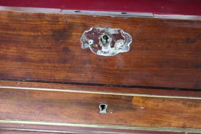 Petite vitrine en acajou et placage d'acajou....