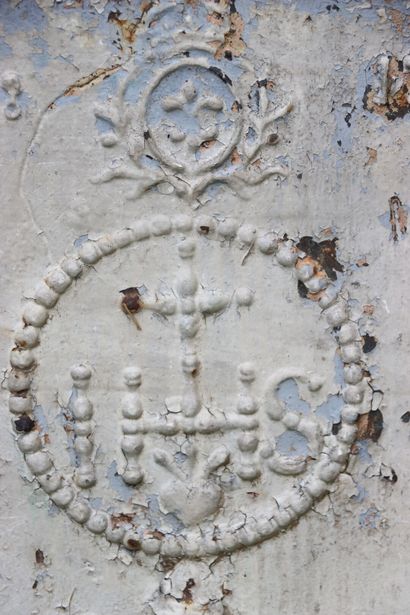 Plaque de cheminée. Deux colonnes datées...
