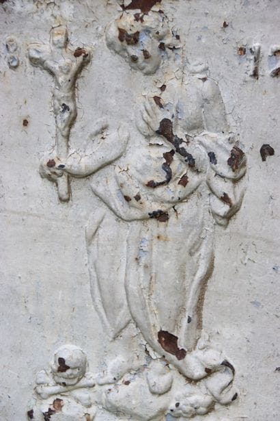 Plaque de cheminée. Deux colonnes datées...