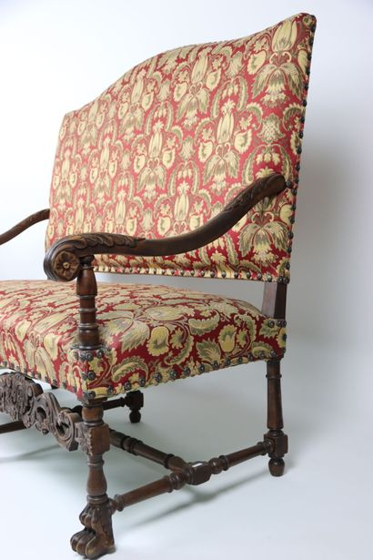 Réunion de deux fauteuils et d'un canapé...
