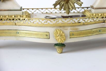 Pendule portique XVIIIème, en marbre blanc...