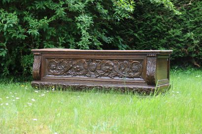 Coffre en bois naturel richement sculpté....