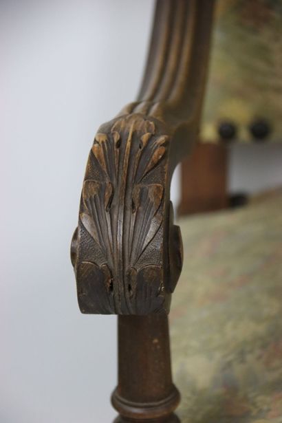 Réunion de deux fauteuils et d'un canapé...