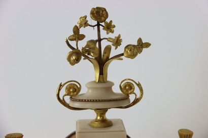 Pendule portique XVIIIème, en marbre blanc...