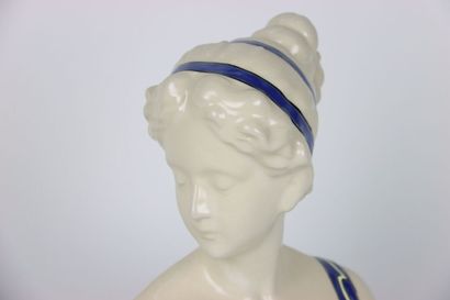 Important bust of a woman in crackle with...
