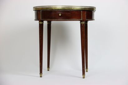 Table bouillotte en acajou et placage d'acajou...