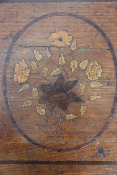 Table à jeux en bois de placage marqueté...