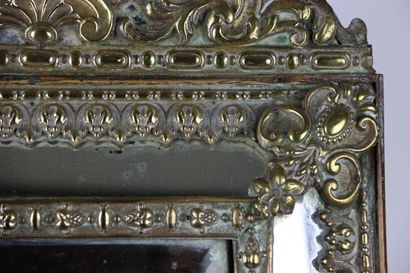 Miroir à parclose et fronton dans un cadre...