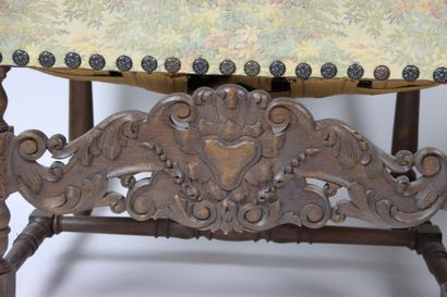 Réunion de deux fauteuils et d'un canapé...