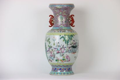 CHINA. Large baluster vase in enamelled porcelain...