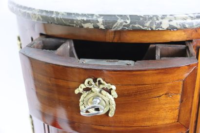 Commode demi-lune
Petite commode demi lune....