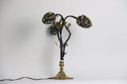 Lampe à décor de grappes de billes polychromes....