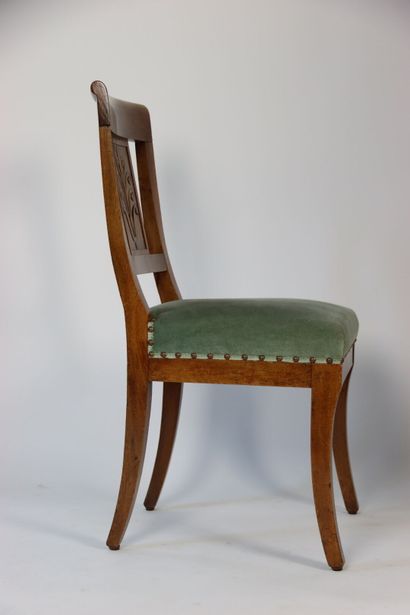 Réunion de quatre chaises en acajou et placage...