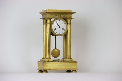 Pendule portique en bronze doré, le cadran...