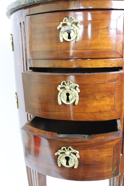 Commode demi-lune
Petite commode demi lune....
