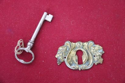 Petite vitrine en acajou et placage d'acajou....