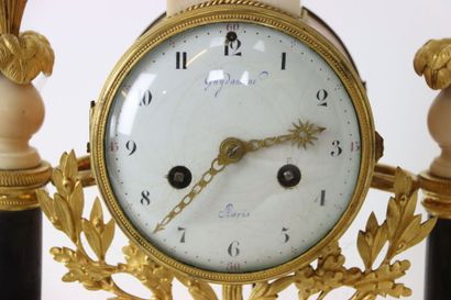 Pendule portique XVIIIème, en marbre blanc...