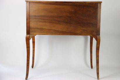 Un bureau de pente en noyer mouluré et sculpté,...