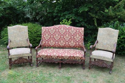 Réunion de deux fauteuils et d'un canapé...