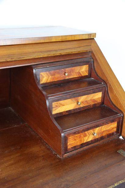 Un bureau de pente en noyer mouluré et sculpté,...