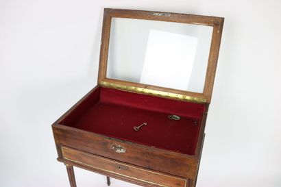 Petite vitrine en acajou et placage d'acajou....