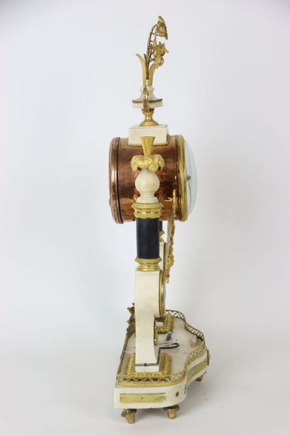 Pendule portique XVIIIème, en marbre blanc...