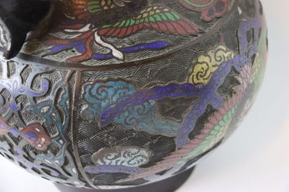 CHINA: Large cloisonné enamel base vase with...