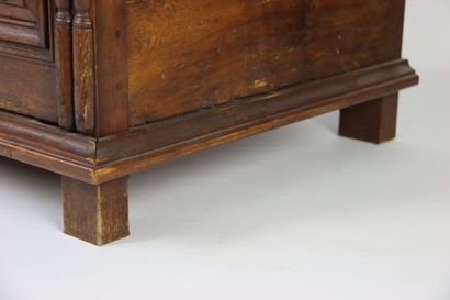 Coffre en chêne sculpté , travail du XVIIIe...