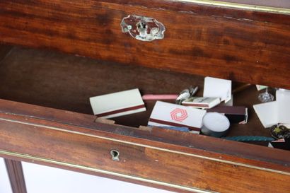 Petite vitrine en acajou et placage d'acajou....
