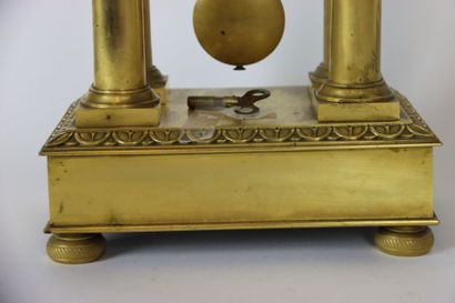 Pendule portique en bronze doré, le cadran...
