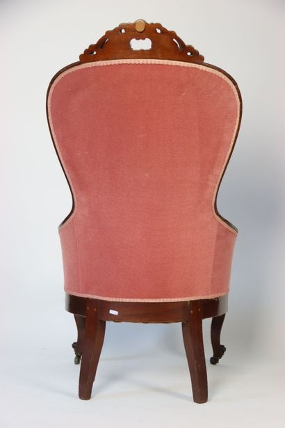 Fauteuil en bois mouluré et sculpté. Garniture...