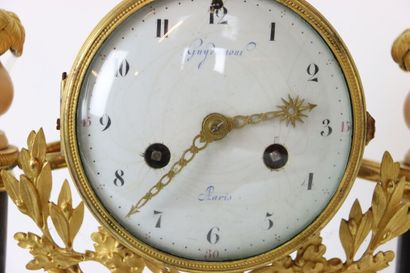 Pendule portique XVIIIème, en marbre blanc...