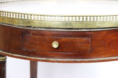 Table bouillotte en acajou et placage d'acajou...
