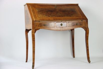 Un bureau de pente en noyer mouluré et sculpté,...