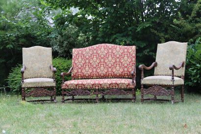 Réunion de deux fauteuils et d'un canapé...
