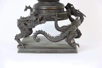 CHINA. Large brazier in patinated bronze...